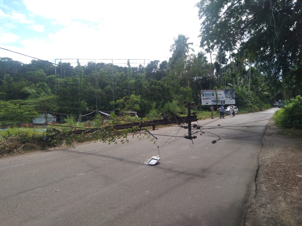 ಪರ್ಕಳ: ಚಲಿಸುತ್ತಿದ್ದ ಬೈಕ್ ಮೇಲೆ ಬಿದ್ದ ವಿದ್ಯುತ್ ಕಂಬ: ಸಹಸವಾರನಿಗೆ ಗಂಭೀರ ಗಾಯ