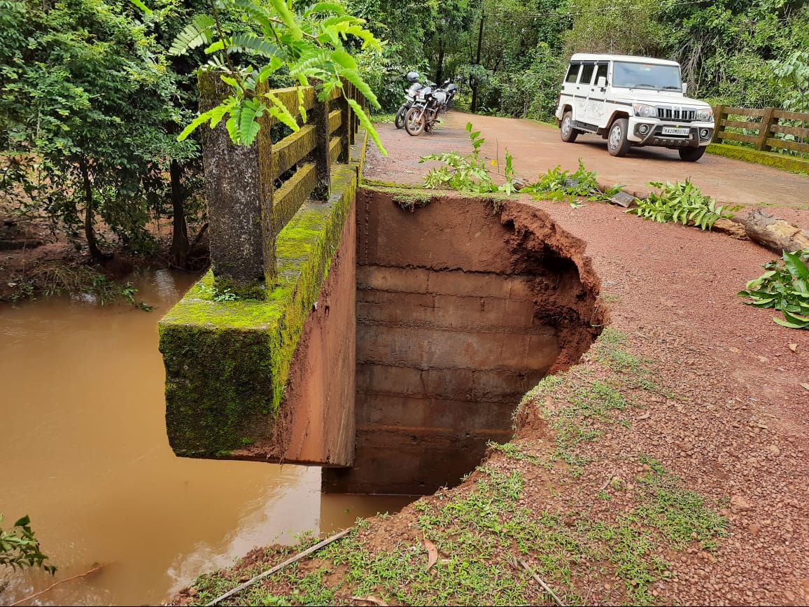 ಬೈಂದೂರು: ಭಾಗಶ: ಕುಸಿದ ಕಾಲ್ತೋಡು ಕಾಲುಸಂಕ