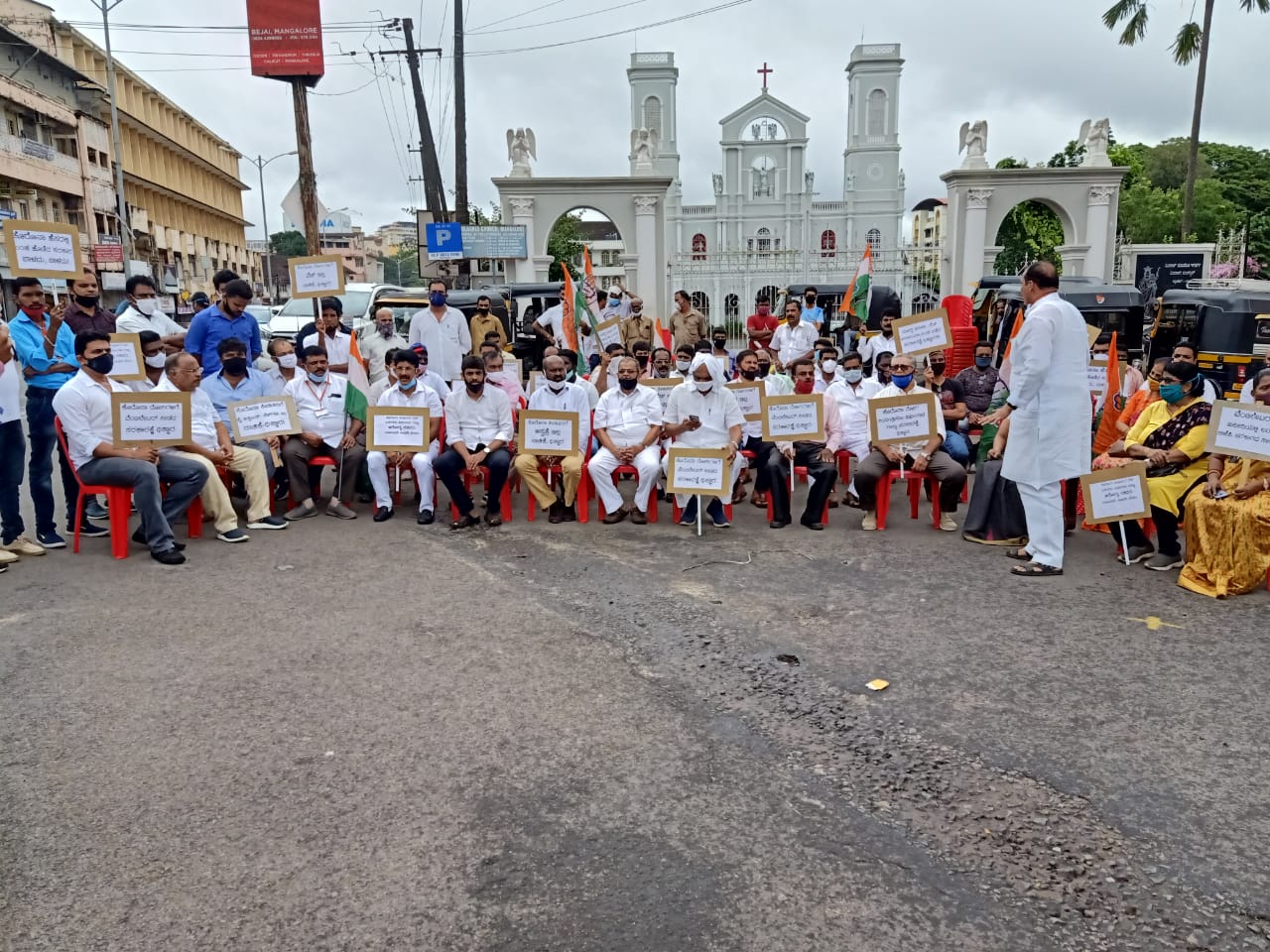 ಕೋವಿಡ್ -19 ನಿಯಂತ್ರಿಸಲು ರಾಜ್ಯ ಸರಕಾರ ವಿಫಲ ಆರೋಪ : ದ.ಕ.ಜಿಲ್ಲಾ ಕಾಂಗ್ರೆಸ್‌ನಿಂದ ಧರಣಿ