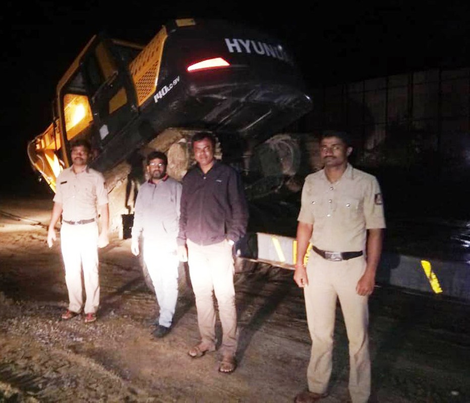 ಅಕ್ರಮ ಗಣಿಗಾರಿಕೆ ಮೇಲೆ ದಾಳಿ: ಯಂತ್ರೋಪಕರಣಗಳ ವಶ