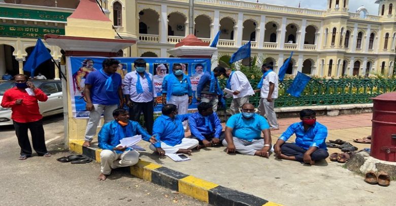 ದಸರಾ ಉದ್ಘಾಟನೆಗೆ ಪೌರಕಾರ್ಮಿಕರಿಗೆ ಅವಕಾಶ ಕಲ್ಪಿಸಲು ಆಗ್ರಹಿಸಿ ಪ್ರತಿಭಟನೆ