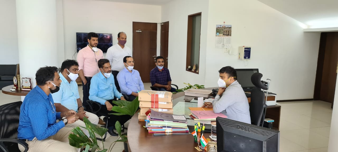 ಎಂ.ಫ್ರೆಂಡ್ಸ್ ತಂಡದಿಂದ ದ.ಕ. ಜಿಲ್ಲಾಧಿಕಾರಿ ಡಾ. ರಾಜೇಂದ್ರ ಭೇಟಿ