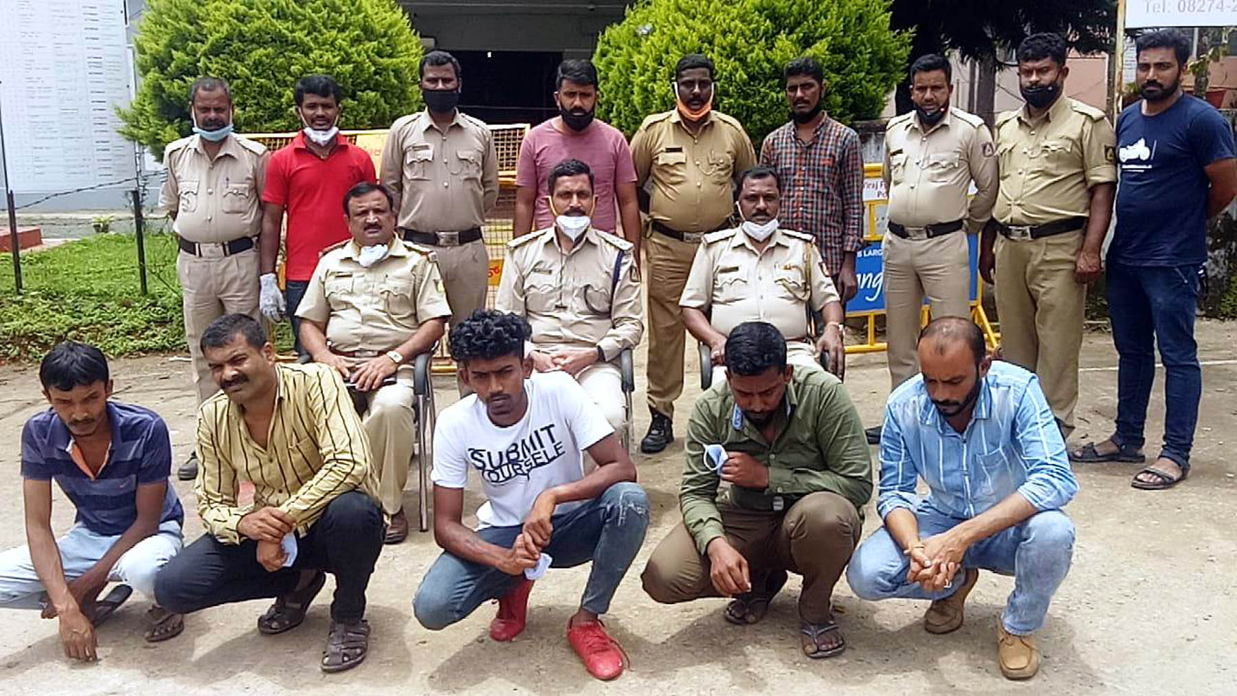 ಮಡಿಕೇರಿ: ಗಾಂಜಾ ಸಾಗಿಸುತ್ತಿದ್ದ ಆರೋಪ; ಐವರ ಬಂಧನ