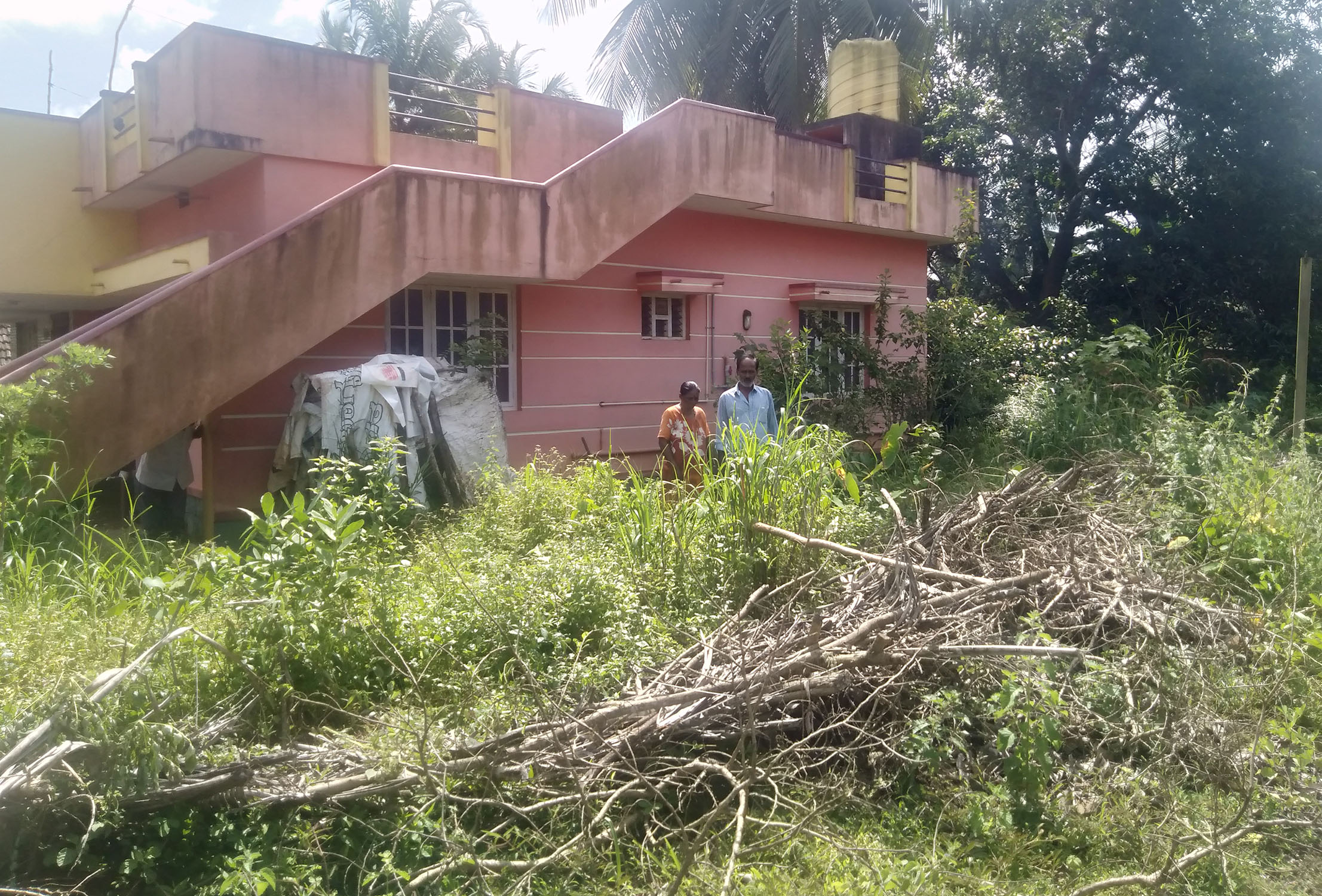 ಮನೆಯ ತಡೆಬೇಲಿ ಕಿತ್ತೆಸೆದ ಗ್ರಾಪಂ ಅಧಿಕಾರಿಗಳು: ಆರೋಪ