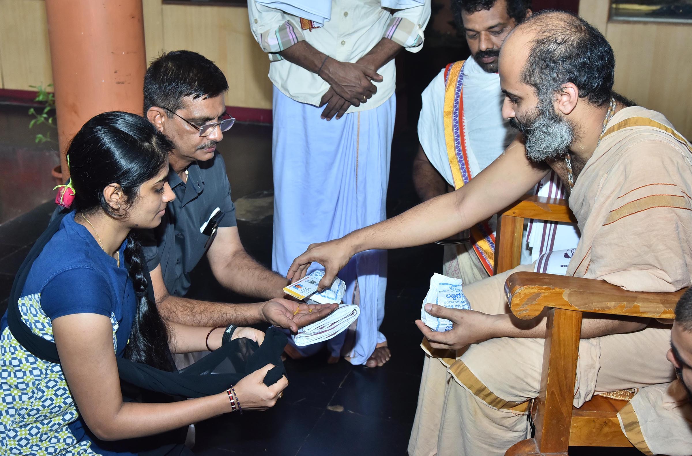 ಶ್ರೀಕೃಷ್ಣ ಮಠದ ಸ್ಥಳೀಯ ಭಕ್ತರಿಗೆ ಸುದರ್ಶನ ಪಾಸ್ ವಿತರಣೆ