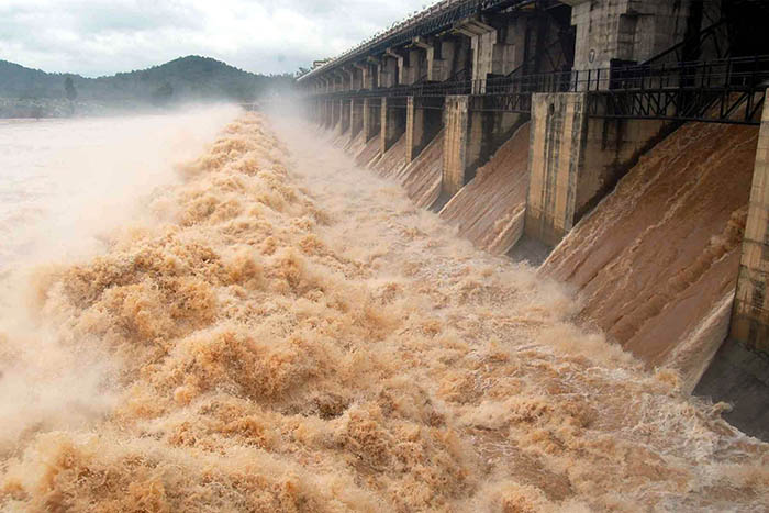 ತುಂಗಭದ್ರಾ ಜಲಾಶಯದಿಂದ 52 ಸಾವಿರ ಕ್ಯೂಸೆಕ್ ನೀರು ಬಿಡುಗಡೆ: ಸೇತುವೆ, ಸ್ಮಾರಕ ಜಲಾವೃತ