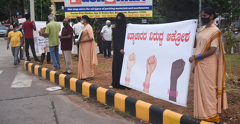 ಮಹಿಳಾ ದೌರ್ಜನ್ಯ ವಿರೋಧಿಸಿ ಲೇಡಿ ಹಿಲ್ ನಲ್ಲಿ ಪ್ರತಿಭಟನೆ
