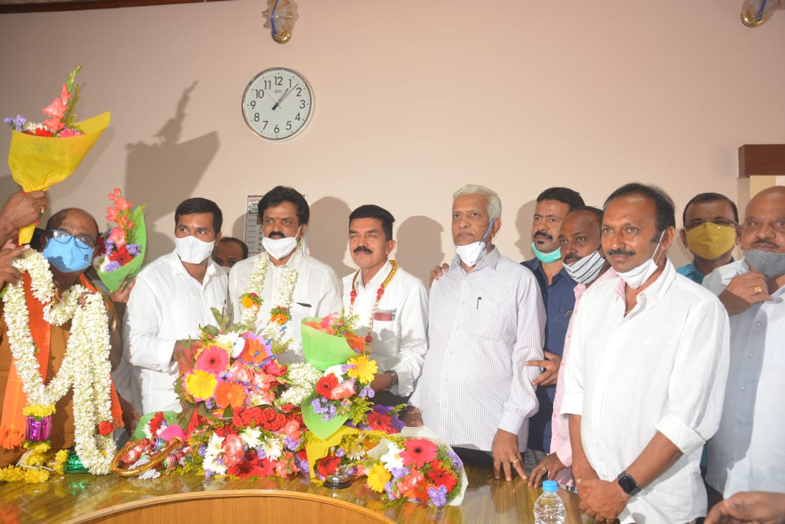 ಚಿಕ್ಕಮಗಳೂರು: ಡಿಸಿಸಿ ಬ್ಯಾಂಕ್ ಅಧ್ಯಕ್ಷರಾಗಿ ಡಿ.ಎಸ್.ಸುರೇಶ್, ಉಪಾಧ್ಯಕ್ಷರಾಗಿ ರಮೇಶ್ ಅವಿರೋಧ ಆಯ್ಕೆ