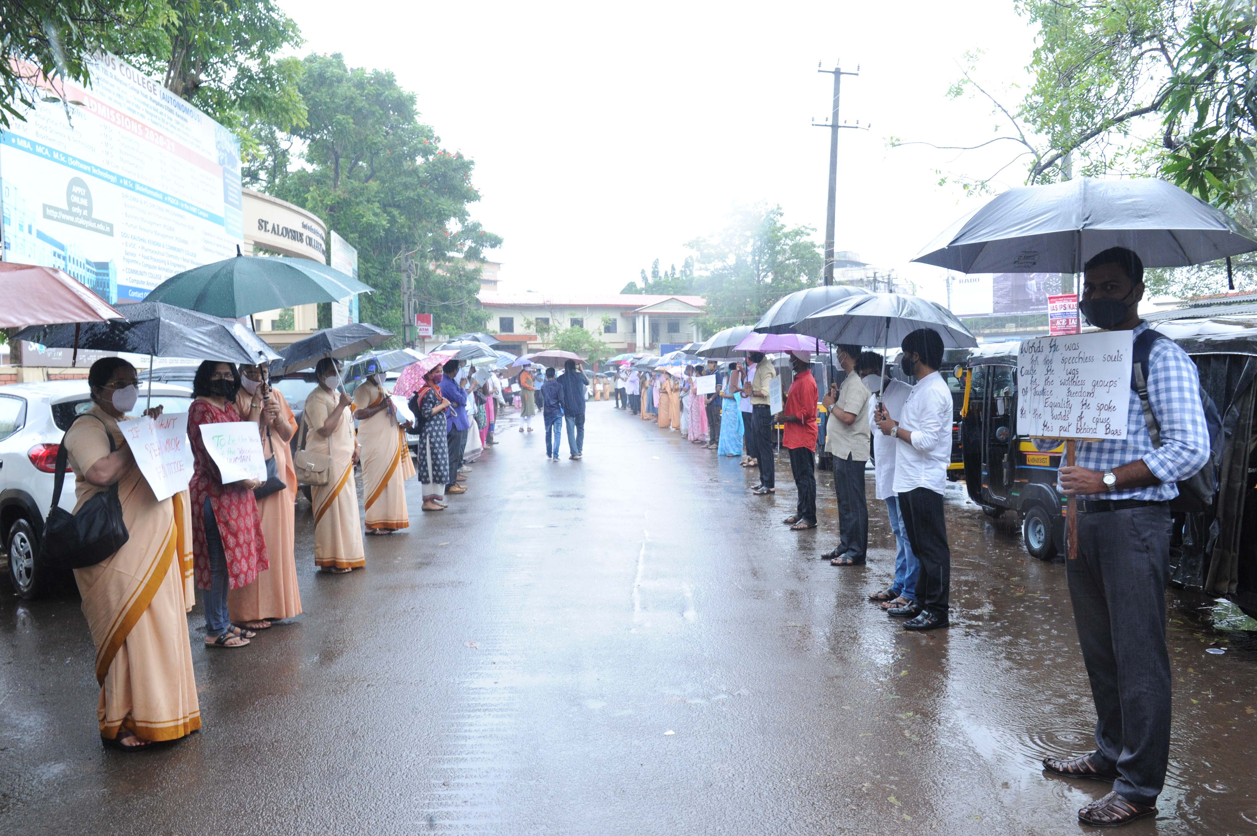 ಧರ್ಮಗುರು ಸ್ಟ್ಯಾನ್ ಸ್ವಾಮಿಯ ಬಿಡುಗಡೆಗೆ ಆಗ್ರಹಿಸಿ ಧರಣಿ