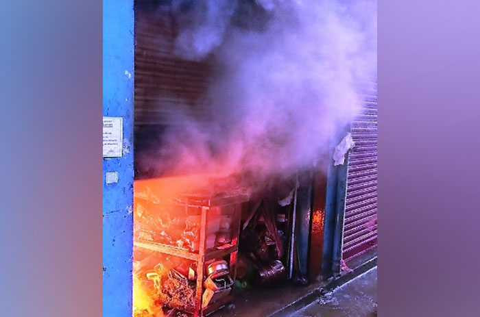 ಶಾರ್ಟ್ ಸರ್ಕ್ಯೂಟ್ ನಿಂದ ಪ್ಲಾಸ್ಟಿಕ್ ಅಂಗಡಿಗೆ ಬೆಂಕಿ: ಲಕ್ಷಾಂತರ ರೂ. ನಷ್ಟ