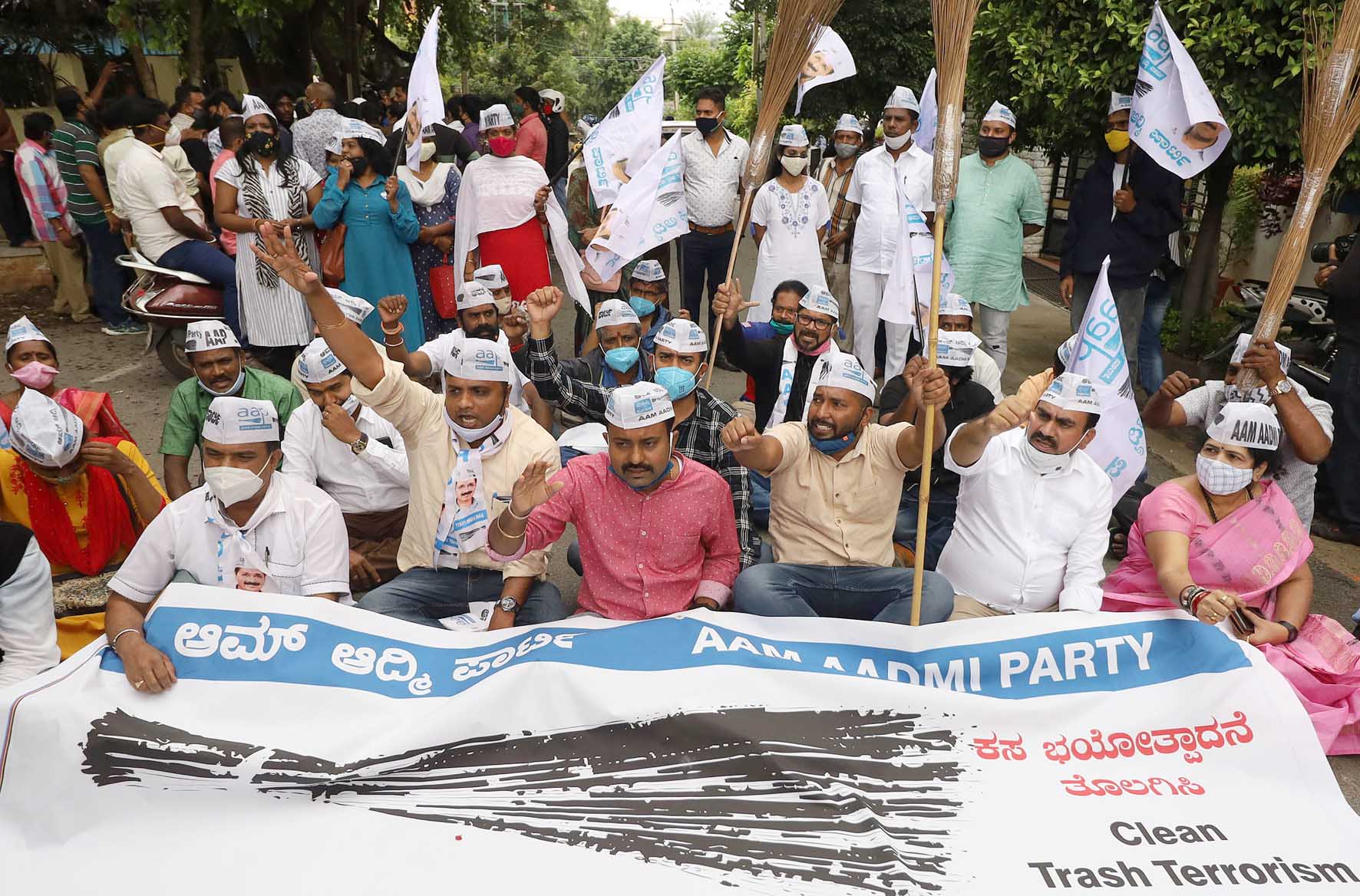 ಕಸದ ಮಾಫಿಯಾ: ಆರ್.ಆರ್.ನಗರ ಬಿಬಿಎಂಪಿ ಕಚೇರಿ ಎದುರು ಆಪ್ ಪ್ರತಿಭಟನೆ