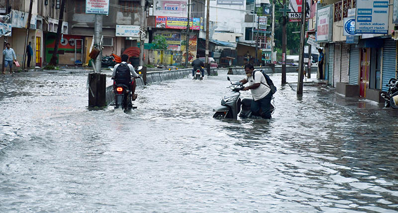 ಉತ್ತರ ಕರ್ನಾಟಕದಲ್ಲಿ ವರುಣನ ಆರ್ಭಟ: ಜನಜೀವನ ಅಸ್ತವ್ಯಸ್ತ, ಹಲವು ಗ್ರಾಮಗಳ ಸಂಪರ್ಕ ಕಡಿತ