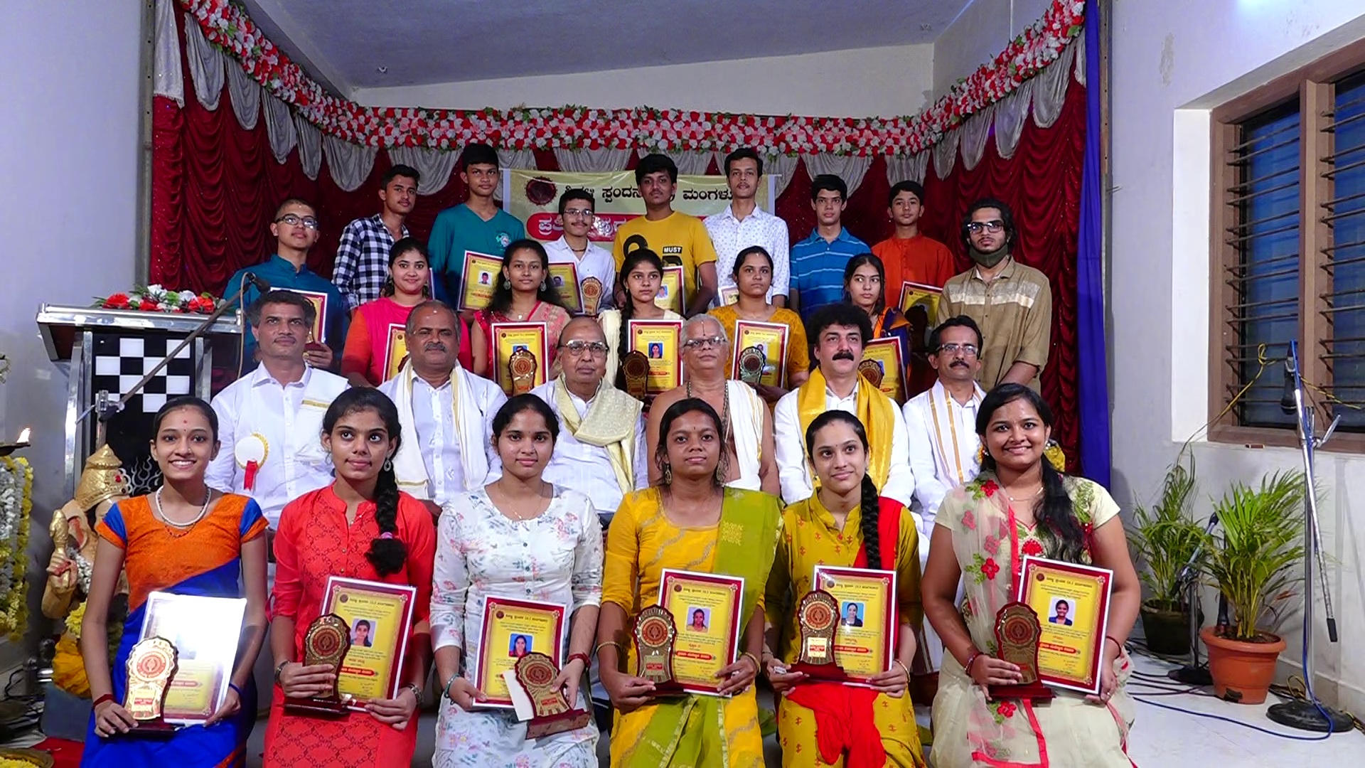 ಸಾಧಕ ವಿದ್ಯಾರ್ಥಿಗಳಿಗೆ ಪ್ರತಿಭಾ ಪುರಸ್ಕಾರ