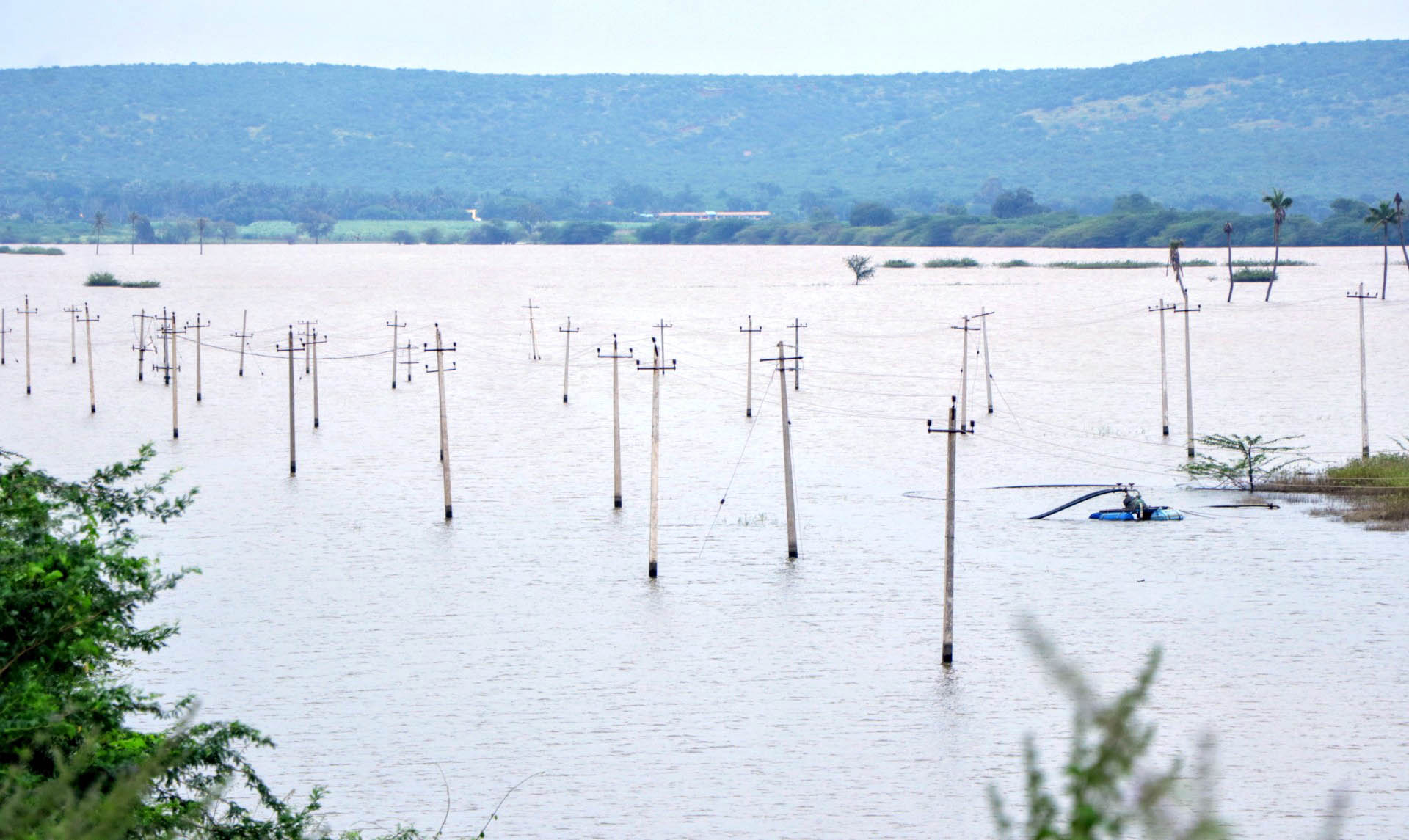 ಉ.ಕ. ಭಾಗದಲ್ಲಿ ಮಹಾ ಮಳೆ-ಪ್ರವಾಹ: ಜನ ಜೀವನ ಸಂಪೂರ್ಣ ಅಸ್ತವ್ಯಸ್ತ, ಜಲ ದಿಗ್ಬಂದನದಲ್ಲಿ ನೂರಾರು ಗ್ರಾಮಗಳು