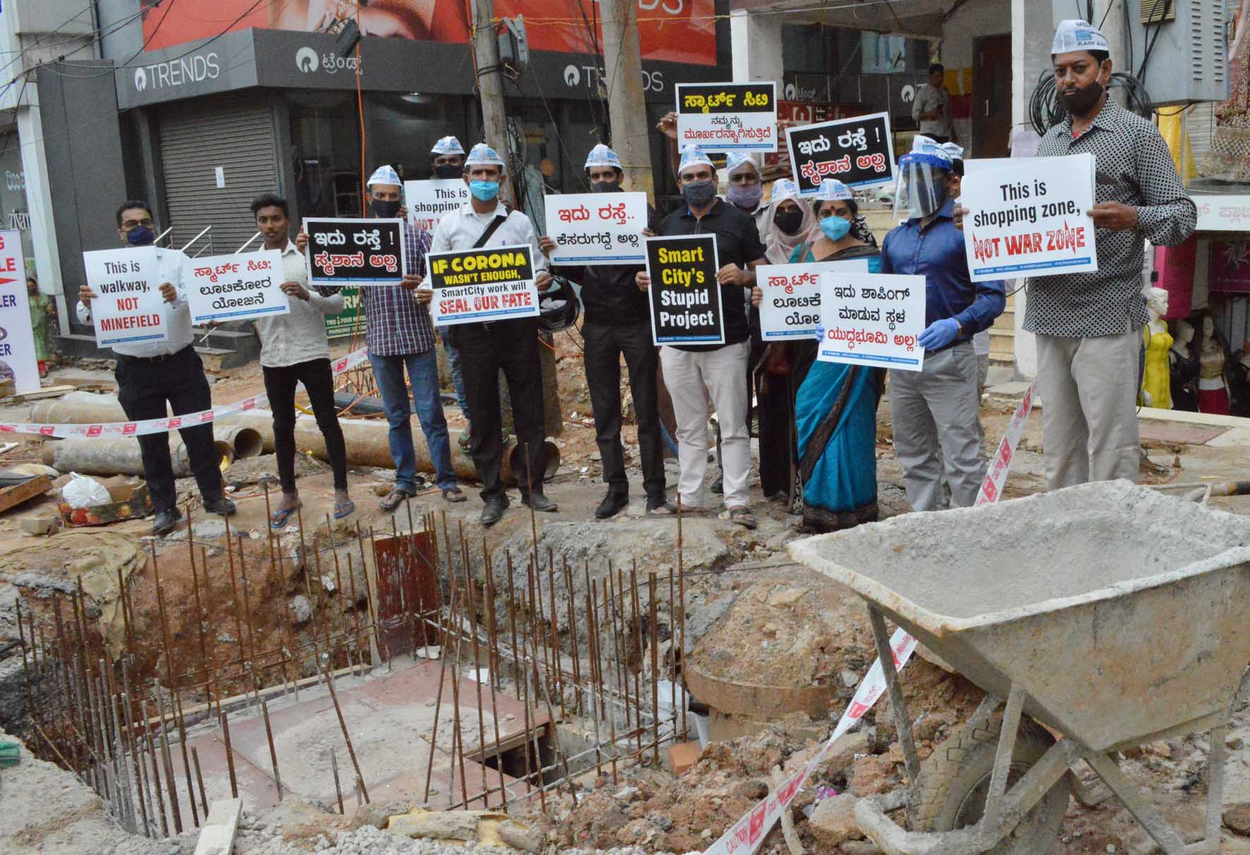 ಸ್ಮಾರ್ಟ್ ಸಿಟಿ ಕಾಮಗಾರಿ ವಿಳಂಬ: ವ್ಯಾಪಾರಿಗಳಿಂದ ಪರಿಹಾರಕ್ಕೆ ಒತ್ತಾಯ, ಆಮ್ ಆದ್ಮಿ ಪಕ್ಷದಿಂದ ಪ್ರತಿಭಟನೆ