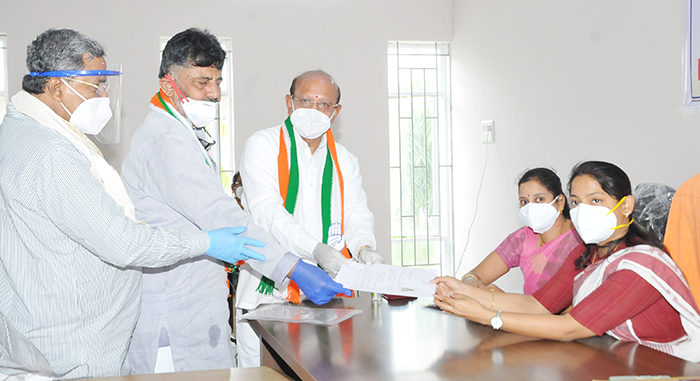 ಶಿರಾ: ಕಾಂಗ್ರೆಸ್ ಅಭ್ಯರ್ಥಿ ಟಿ.ಬಿ. ಜಯಚಂದ್ರ ನಾಮಪತ್ರ ಸಲ್ಲಿಕೆ