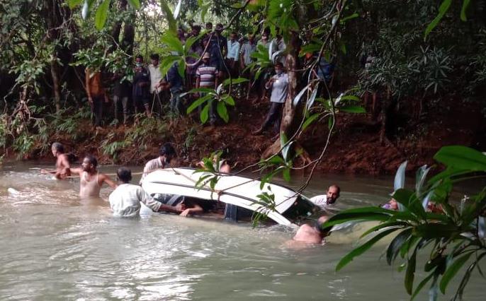 ಸಿದ್ದಾಪುರ : ನಿಯಂತ್ರಣ ತಪ್ಪಿ ಹೊಳೆಗೆ ಬಿದ್ದ ಕಾರು ; ಯುವತಿ ಸೇರಿ ಮೂವರು ಮೃತ್ಯು