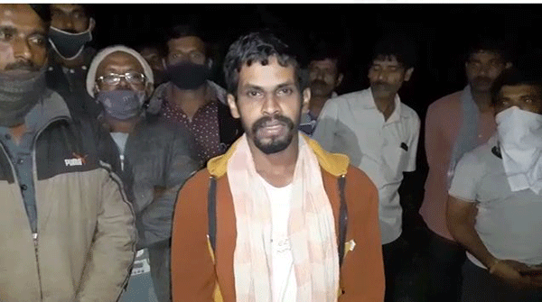 ತಾಯಿಯ ಅಂತ್ಯ ಸಂಸ್ಕಾರಕ್ಕೆ ಜಾಗ ನೀಡುವಂತೆ ಆಗ್ರಹಿಸಿ ತಂದೆಯ ಮನೆಯೆದುರು ಮಗನ ಧರಣಿ