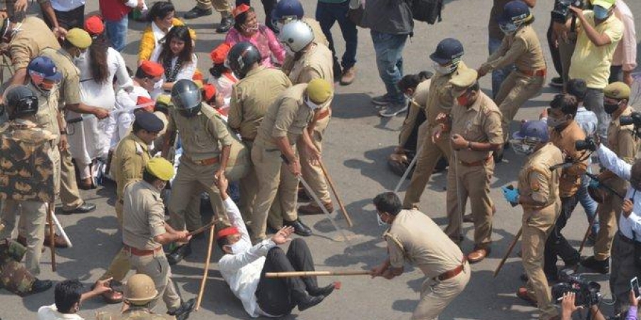 ಪ್ರತಿಭಟನಾ ರ್ಯಾಲಿ ನಡೆಸಿದ ಸಮಾಜವಾದಿ ಪಕ್ಷದ ಕಾರ್ಯಕರ್ತರ ಮೇಲೆ ಪೊಲೀಸರಿಂದ ಲಾಠಿ ಚಾರ್ಜ್