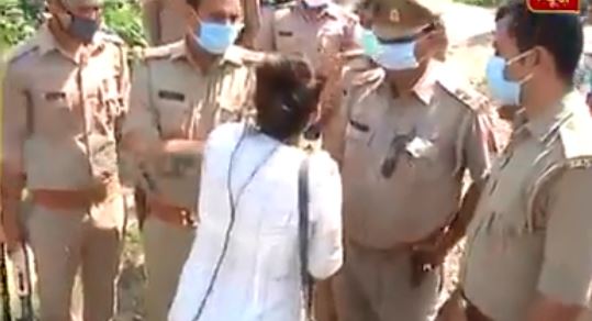 ಹತ್ರಸ್ ಸಂತ್ರಸ್ತೆಯ ಮನೆಗೆ ಹೋಗದಂತೆ ಪತ್ರಕರ್ತೆಯನ್ನು ತಡೆದ ಉ.ಪ್ರದೇಶ ಪೊಲೀಸರು