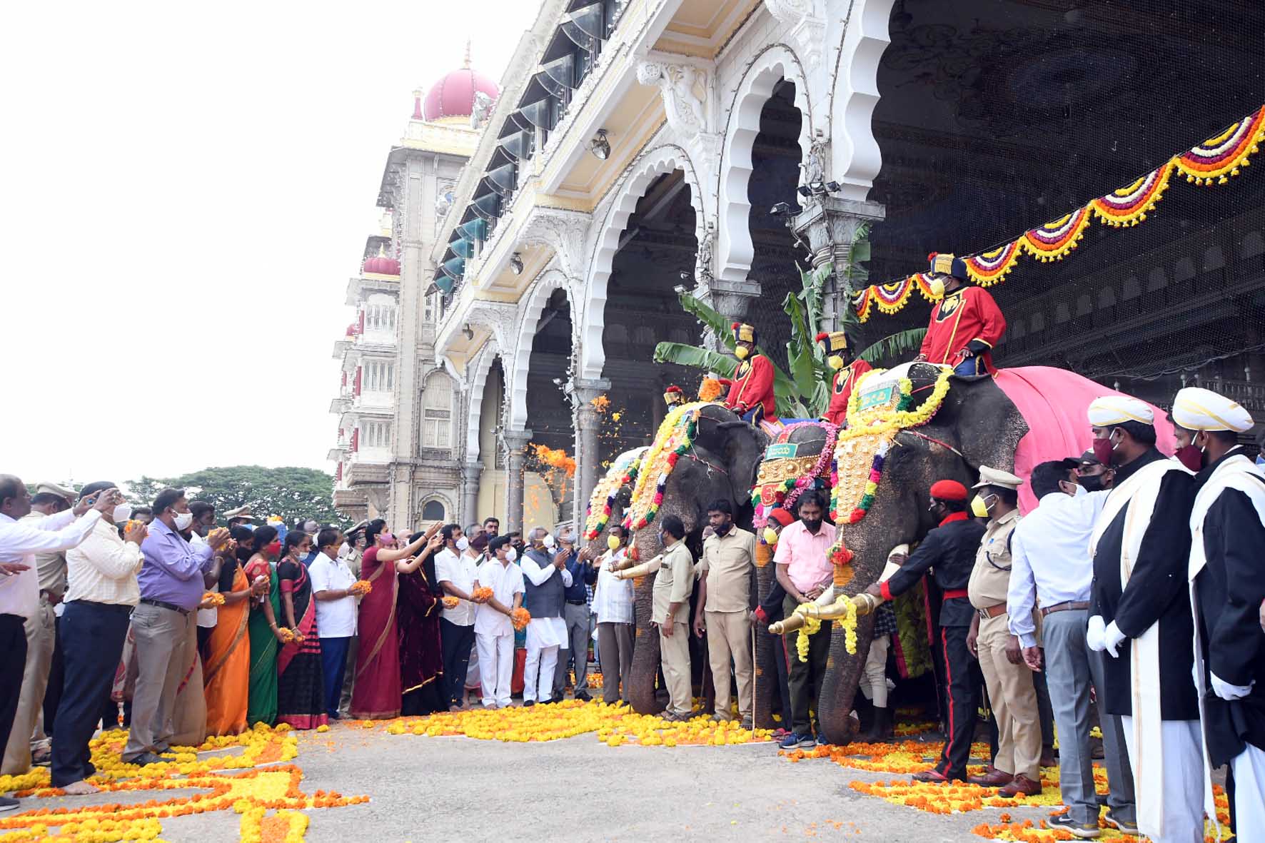 ಅರಮನೆಗೆ ಆಗಮಿಸಿದ ಗಜಪಡೆಗಳಿಗೆ ಸ್ವಾಗತ ಕೋರಿದ ಸಚಿವ ಸೋಮಶೇಖರ್