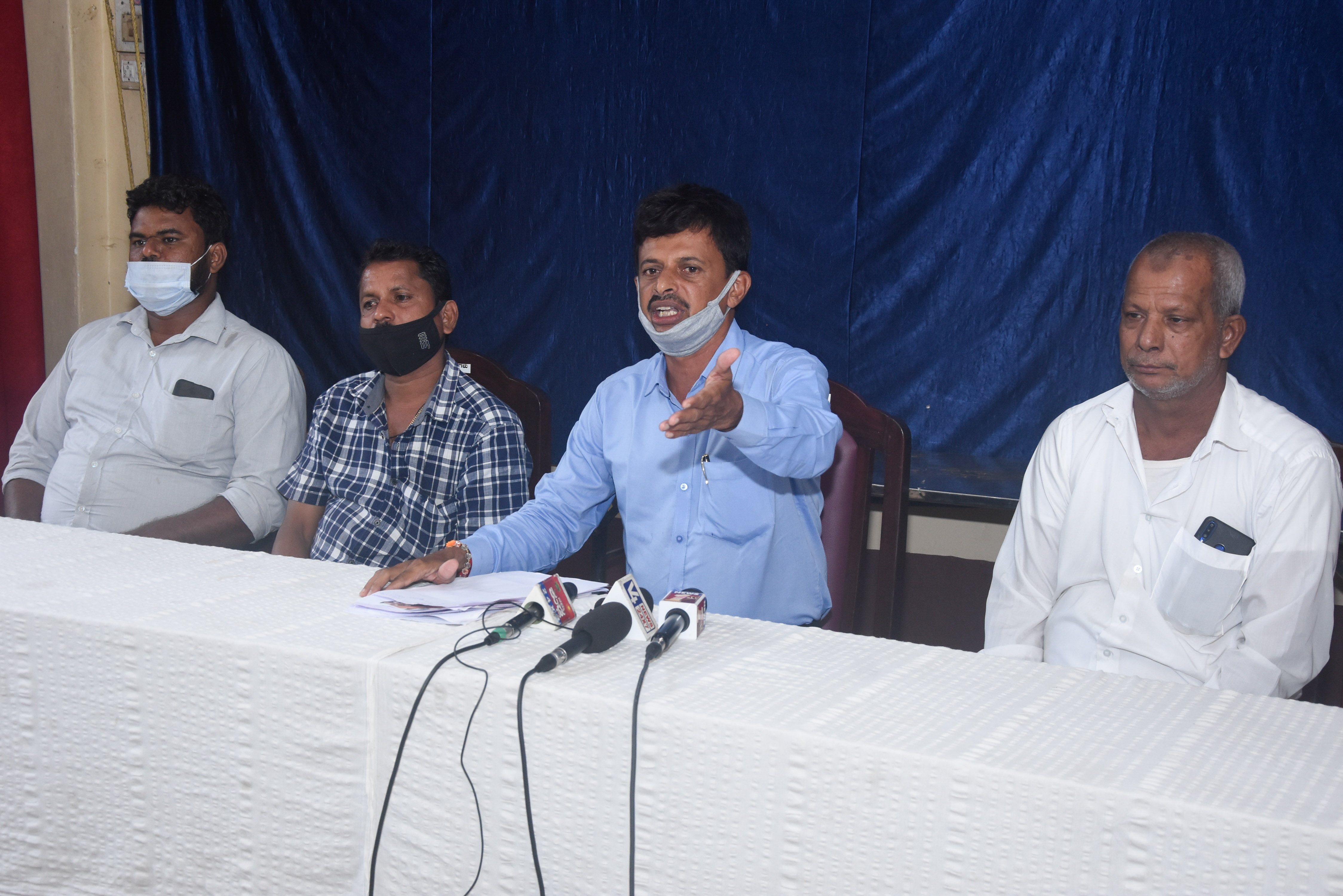 ಮುಡಿಪು ರೆಡ್ ಬಾಕ್ಸೈಟ್ ಗಣಿಗಾರಿಕೆ ದಾಳಿ ಪ್ರಕರಣ; ದಾಖಲೆ ನೀಡಿಯೂ ಅಮಾಯಕರು ಬಲಿಪಶು: ಆರೋಪ