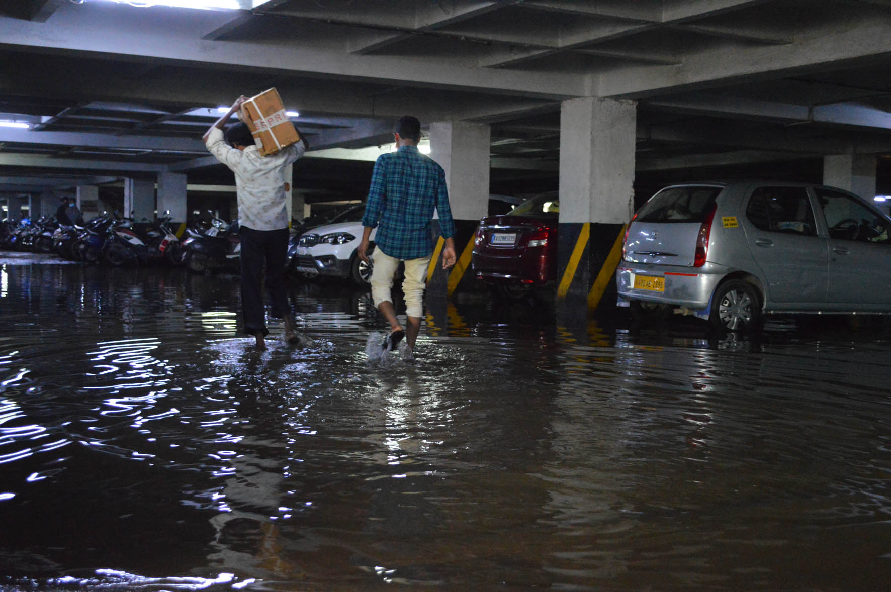 ರಾಜಧಾನಿ ಬೆಂಗಳೂರಿನಲ್ಲಿ ಧಾರಾಕಾರ ಮಳೆ: ನೀರಿನಲ್ಲಿ ಕೊಚ್ಚಿ ಹೋದ ವಾಹನಗಳು