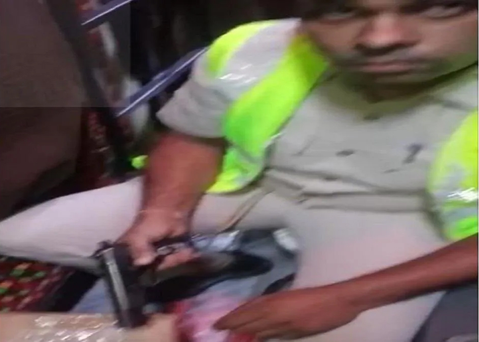 ದಿಲ್ಲಿ: ಪೊಲೀಸ್ ಸಿಬ್ಬಂದಿಯನ್ನು ಬಸ್ ನಲ್ಲಿ ಅಪಹರಿಸಿ ಹಲ್ಲೆ; ಚಾಲಕ ಸಹಿತ ಇಬ್ಬರ ಬಂಧನ