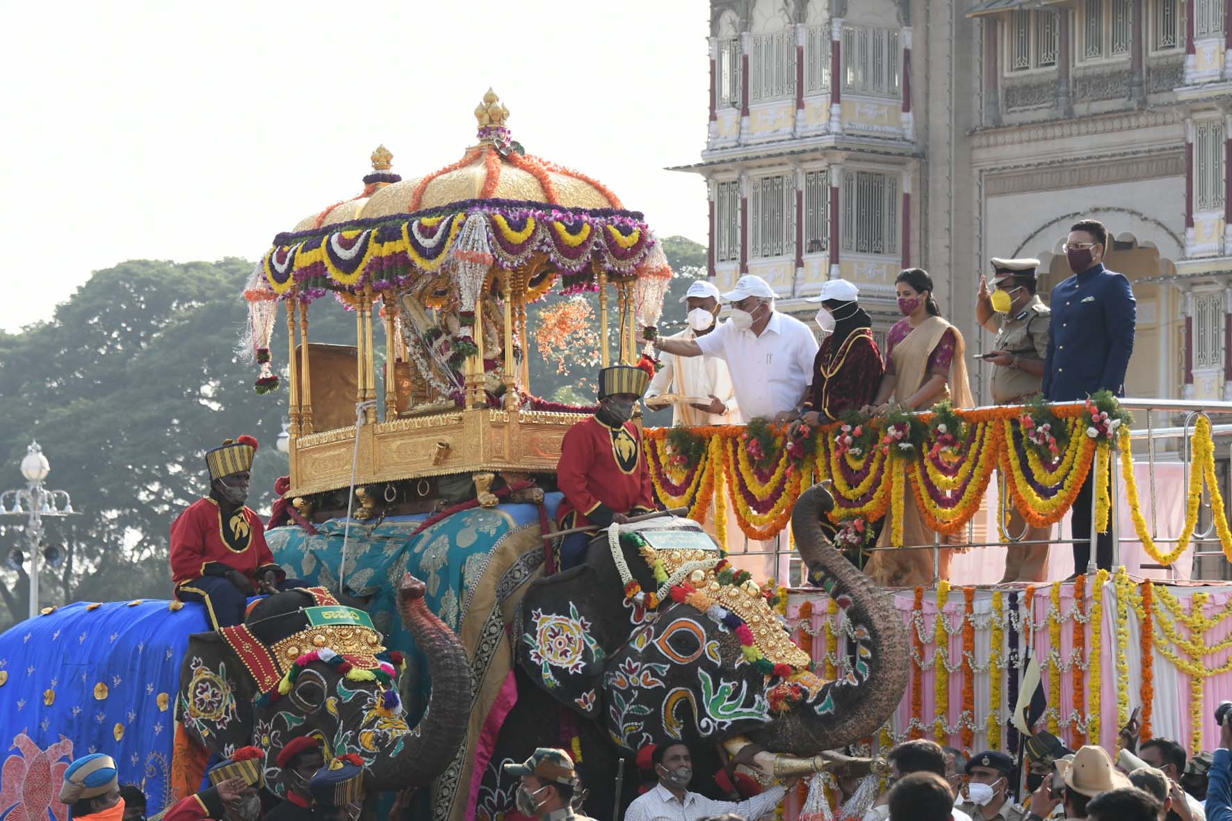 ಐತಿಹಾಸಿಕ ದಸರಾ ಜಂಬೂಸವಾರಿ ಮೆರವಣಿಗೆಗೆ ಚಾಲನೆ ನೀಡಿದ ಮುಖ್ಯಮಂತ್ರಿ ಬಿ.ಎಸ್.ಯಡಿಯೂರಪ್ಪ