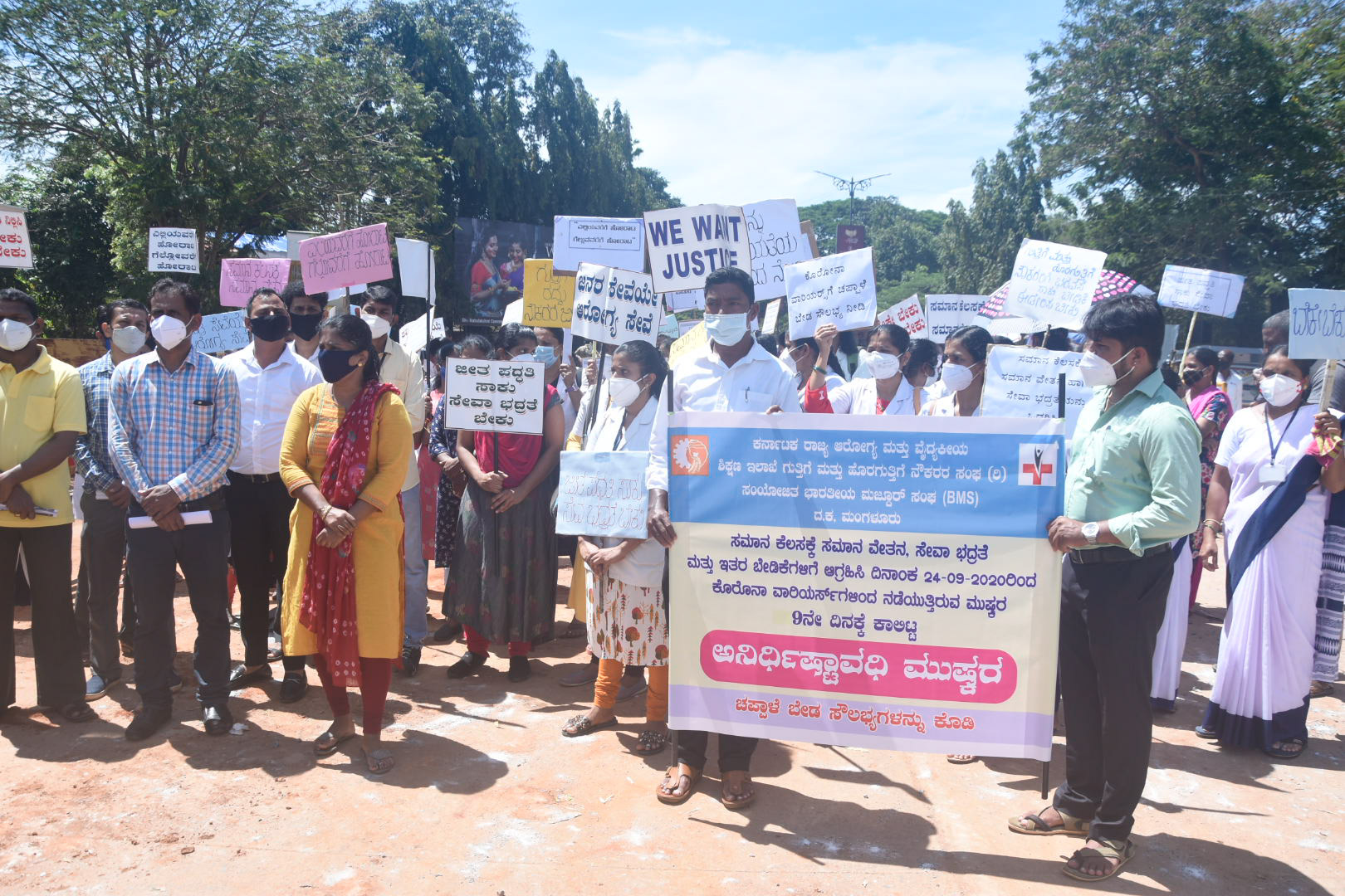 ಬೇಡಿಕೆ ಈಡೇರಿಸಲು ಒತ್ತಾಯಿಸುತ್ತಿದರೆ ಬೆದರಿಕೆ ನೋಟೀಸು: ಬೀದಿಗಿಳಿದ ಗುತ್ತಿಗೆ ಆಧಾರಿತ ಆರೋಗ್ಯ ಕಾರ್ಯಕರ್ತರ ಅಳಲು
