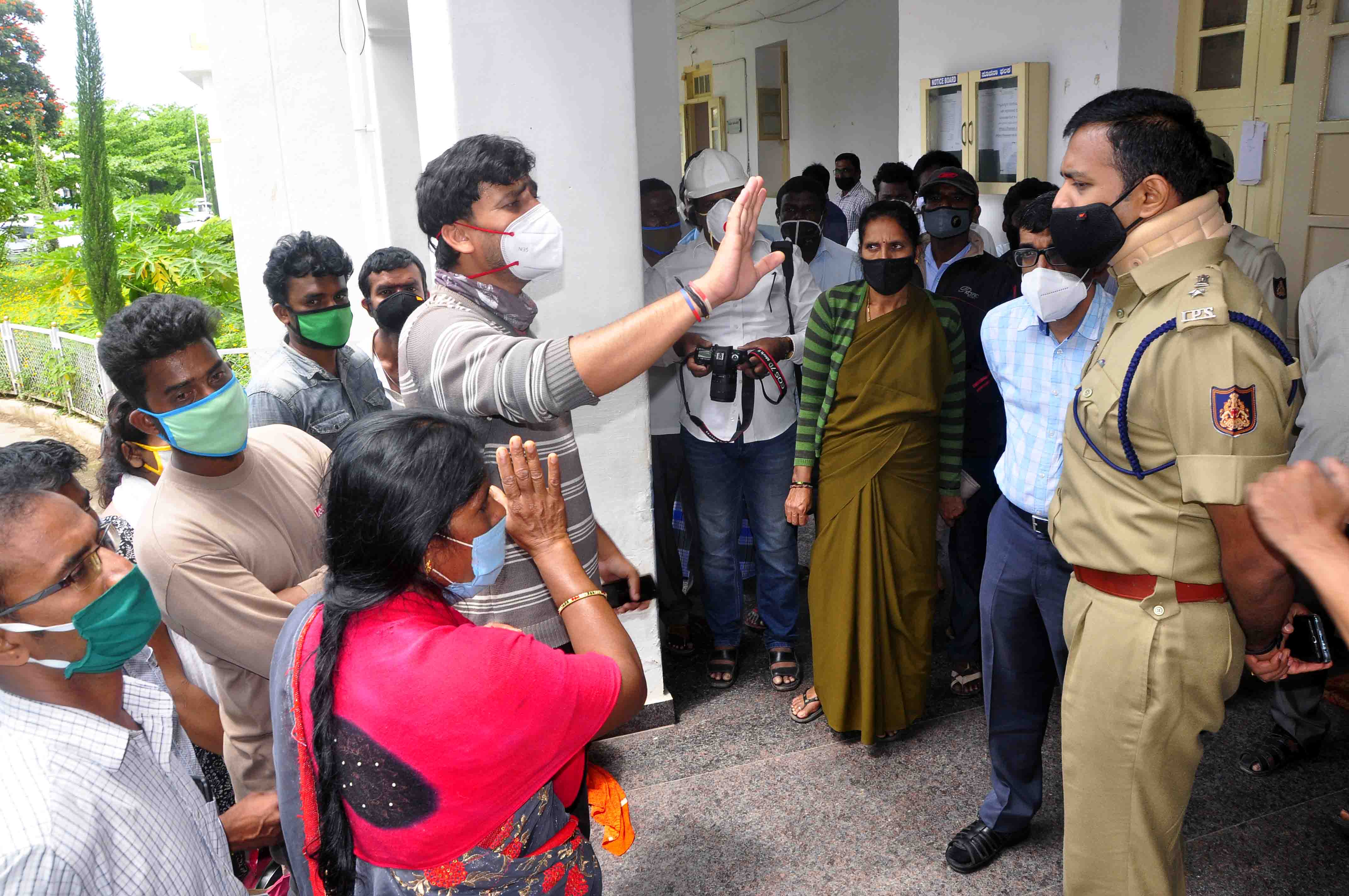 ವೈದ್ಯರ ನಿರ್ಲಕ್ಷಕ್ಕೆ ಜೀವ ಬಲಿ ಆರೋಪ: ಹಾಸನ ಜಿಲ್ಲಾಸ್ಪತ್ರೆ, ಡಿಸಿ ಕಚೇರಿ ಮುಂದೆ ಕುಟುಂಬಸ್ಥರ ಪ್ರತಿಭಟನೆ