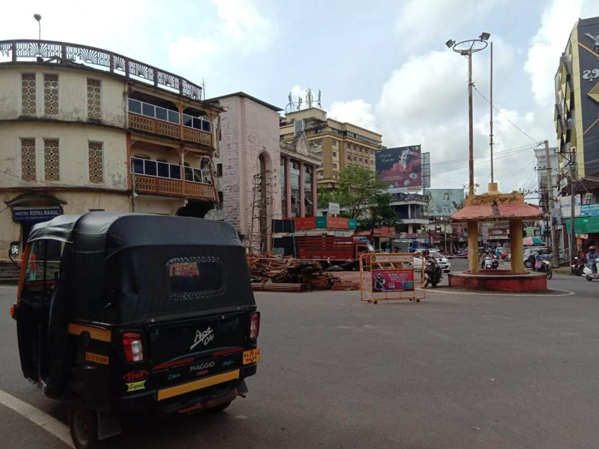 ಉಡುಪಿ: ಸರ್ಕಲ್‌ನಿಂದ ತೆರವುಗೊಳ್ಳದ ಕಟ್ಟಡದ ಅವಶೇಷ; ಆರೋಪ