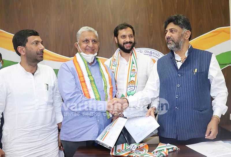 ಕಾಂಗ್ರೆಸ್ ಅಭ್ಯರ್ಥಿಗಳಿಗೆ ಬಿ ಫಾರಂ ವಿತರಿಸಿದ ಡಿ.ಕೆ.ಶಿವಕುಮಾರ್
