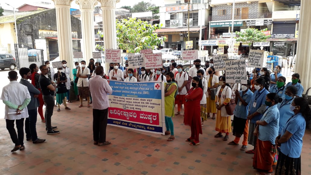 12ನೇ ದಿನಕ್ಕೆ ಕಾಲಿಟ್ಟ ಗುತ್ತಿಗೆ, ಹೊರ ಗುತ್ತಿಗೆ ನೌಕರರ ಹೋರಾಟ