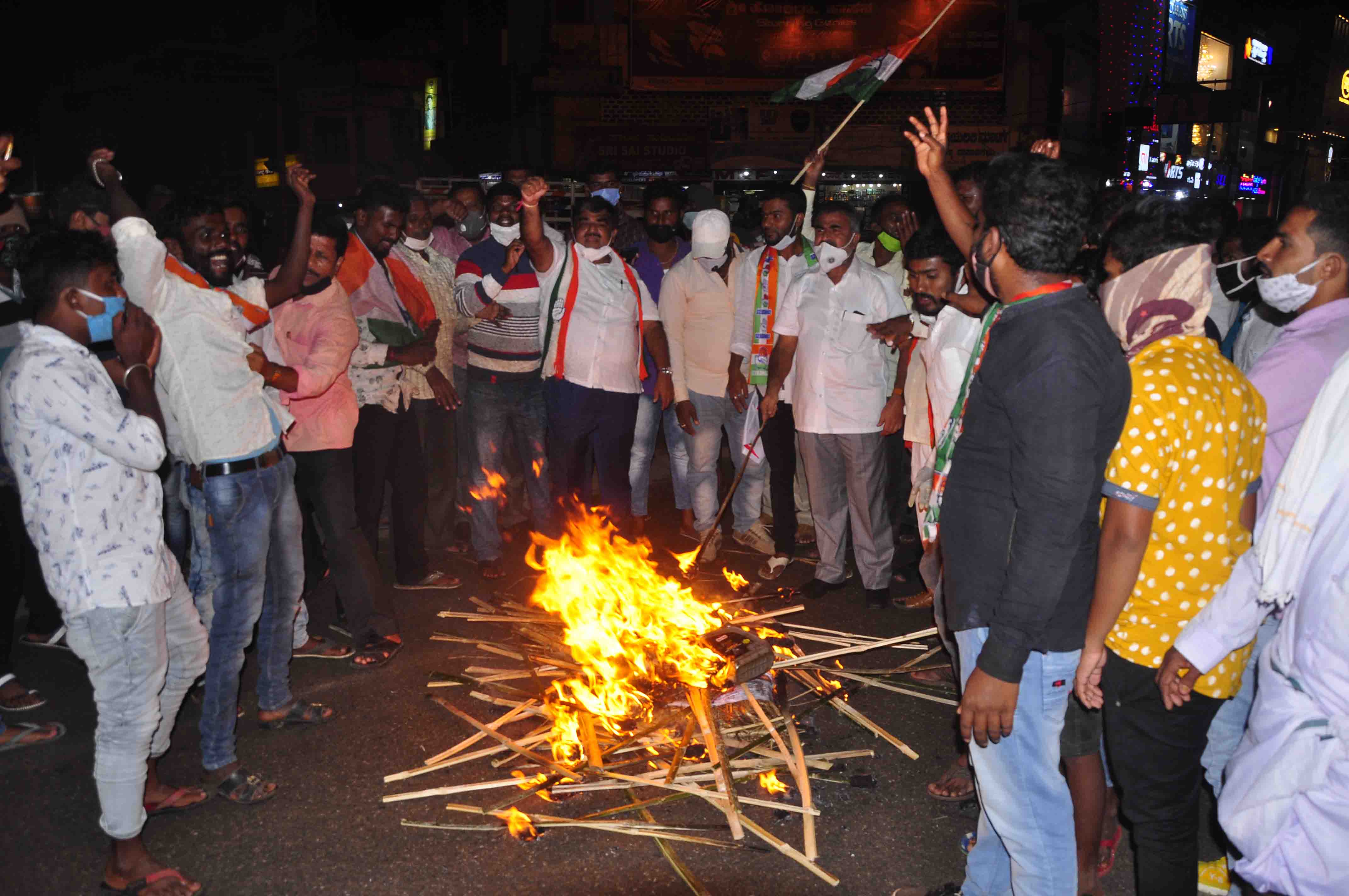 ಹಾಸನ: ಯುಪಿ ಆಡಳಿತ ವಜಾಕ್ಕೆ ಆಗ್ರಹಿಸಿ ಕಾಂಗ್ರೆಸ್ ಪಂಜಿನ ಮೆರವಣಿಗೆ, ಆದಿತ್ಯನಾಥ್ ಪ್ರತಿಕೃತಿ ದಹನ