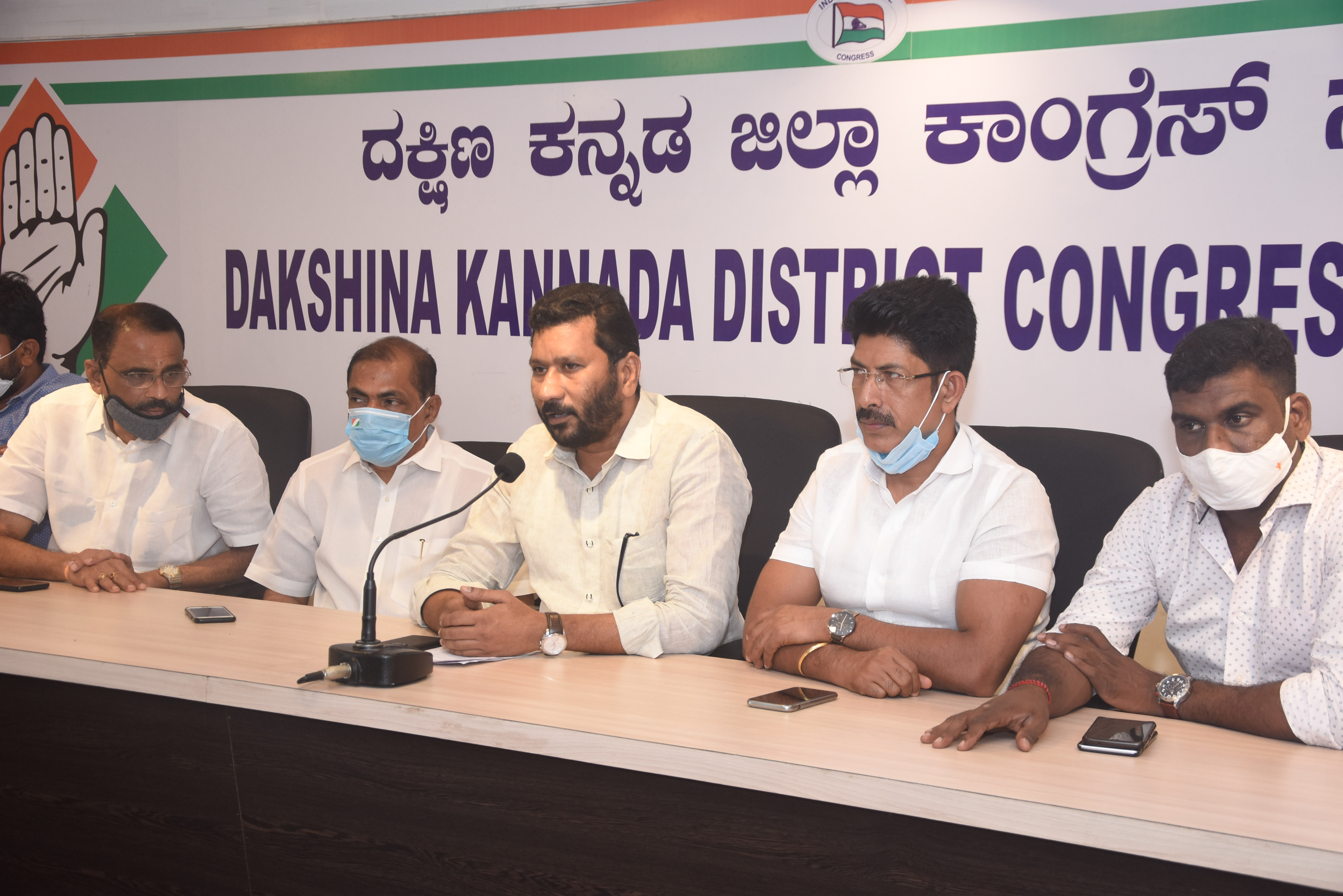 ಸೆಂಟ್ರಲ್ ಮಾರುಕಟ್ಟೆ ಬಗ್ಗೆ ತಪ್ಪು ನಡೆ, ಮನಪಾಕ್ಕೆ ಆದಾಯ ಖೋತ- ವ್ಯಾಪಾರಿಗಳು ಬೀದಿಗೆ: ಕಾಂಗ್ರೆಸ್ ಆರೋಪ