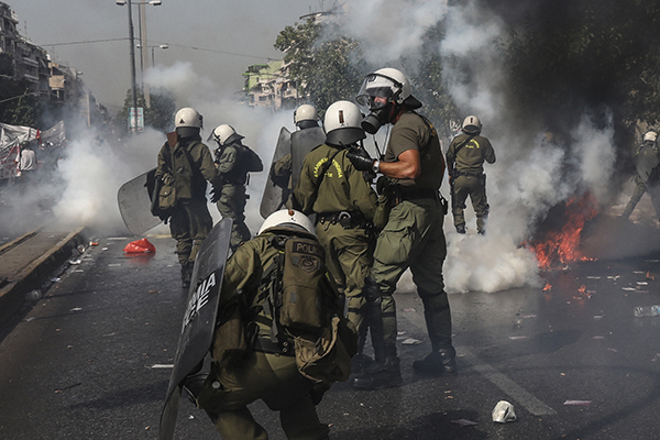 ಗ್ರೀಸ್: ನಿಯೋ-ನಾಝಿ ಪಕ್ಷದ ನಾಯಕರ ವಿಚಾರಣೆ ನ್ಯಾಯಾಲಯದ ಹೊರಗೆ ಜಮಾಯಿಸಿದ ಸಾವಿರಾರು ಜನ