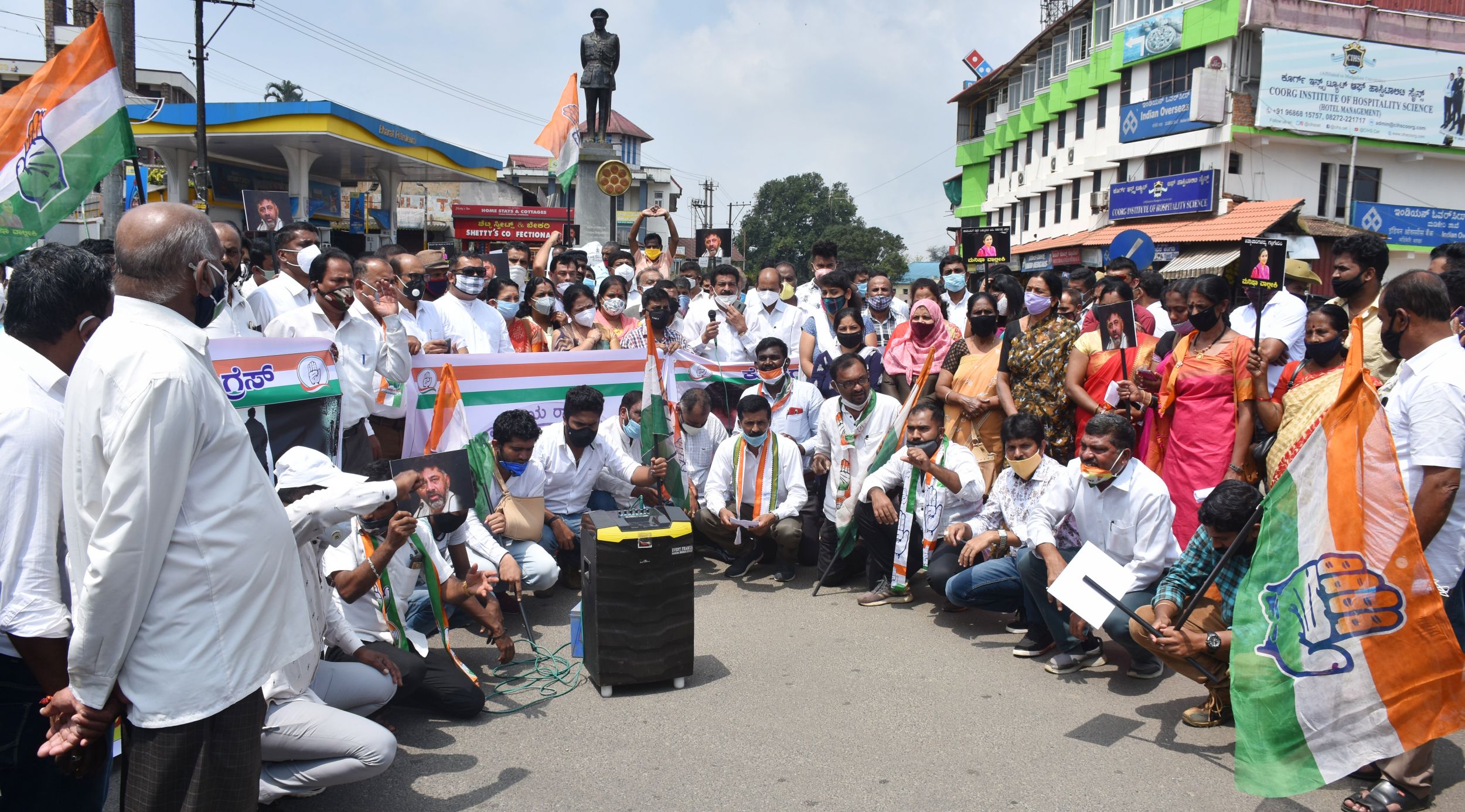 ಸಿಬಿಐ ದಾಳಿ ಖಂಡಿಸಿ ಮಡಿಕೇರಿಯಲ್ಲಿ ಕಾಂಗ್ರೆಸ್ ಪ್ರತಿಭಟನೆ