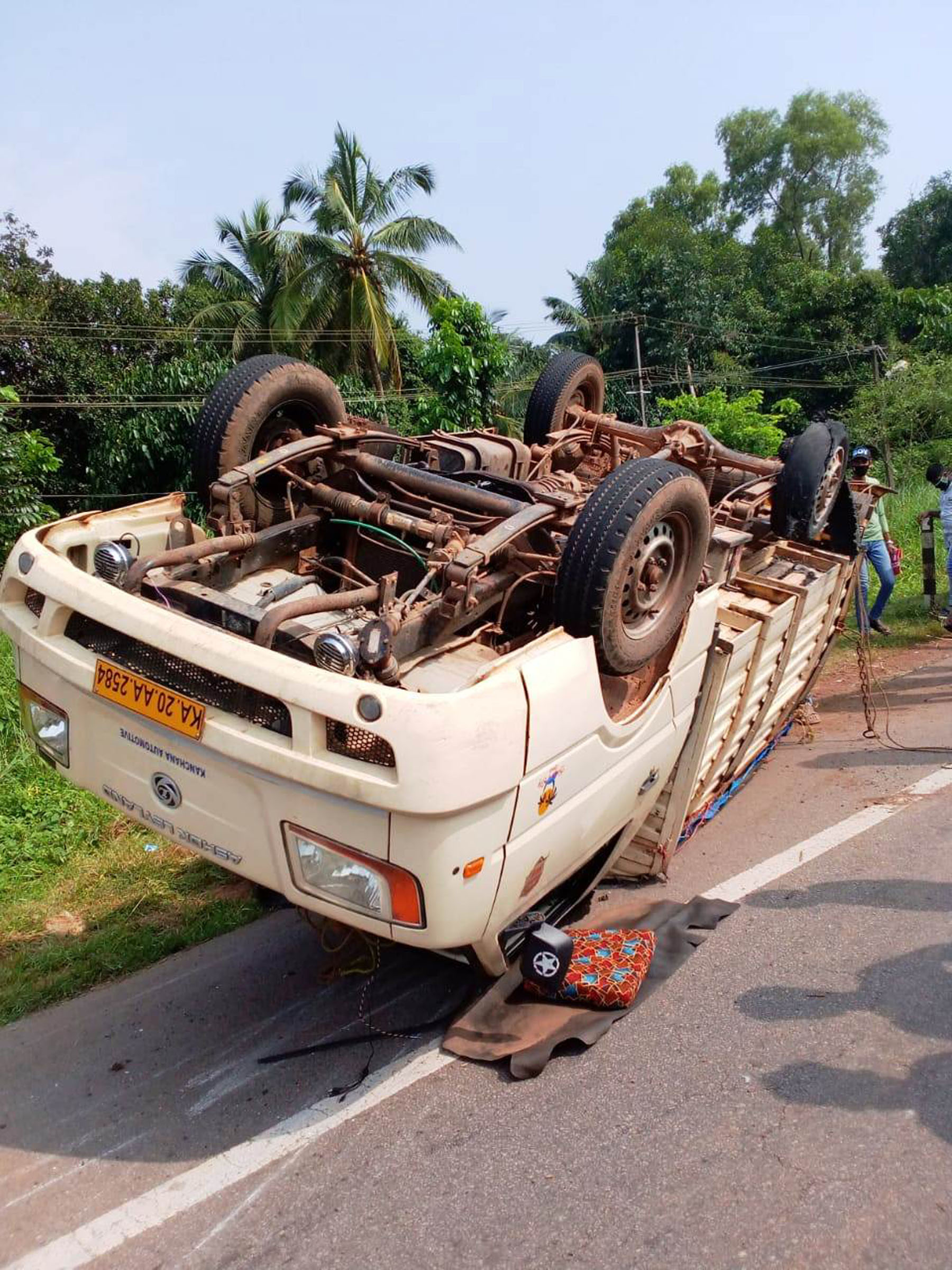 ಕಾಪು : ಚಕ್ರ ಸ್ಫೋಟಗೊಂಡು ಮಗುಚಿ ಬಿದ್ದ ಟೆಂಪೊ