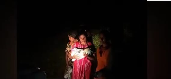 5 ಕಿ.ಮೀ ದೂರದ ಆಸ್ಪತ್ರೆಗೆ ಕಾಲ್ನಡಿಗೆಯಲ್ಲಿ ಹೊರಟ ಗರ್ಭಿಣಿಗೆ ರಸ್ತೆಯಲ್ಲೇ ಹೆರಿಗೆ