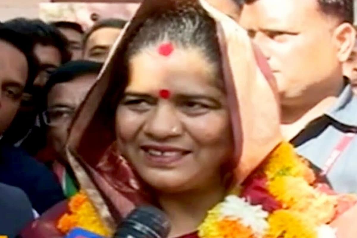 ಬಿಜೆಪಿ ಅಭ್ಯರ್ಥಿ ಇಮಾರ್ತಿ ದೇವಿಗೆ ಒಂದು ದಿನ ಪ್ರಚಾರ ಮಾಡದಂತೆ ಚುನಾವಣಾ ಆಯೋಗ ತಡೆ