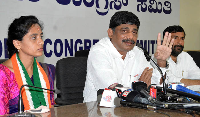 ಆರ್.ಆರ್.ನಗರದಲ್ಲಿ ಬಿಜೆಪಿ ಕಾರ್ಯಕರ್ತರಿಂದ ಹಣ ಹಂಚಿಕೆ ಆರೋಪ: ವಿಡಿಯೊ ಬಿಡುಗಡೆ ಮಾಡಿದ ಡಿ.ಕೆ.ಸುರೇಶ್