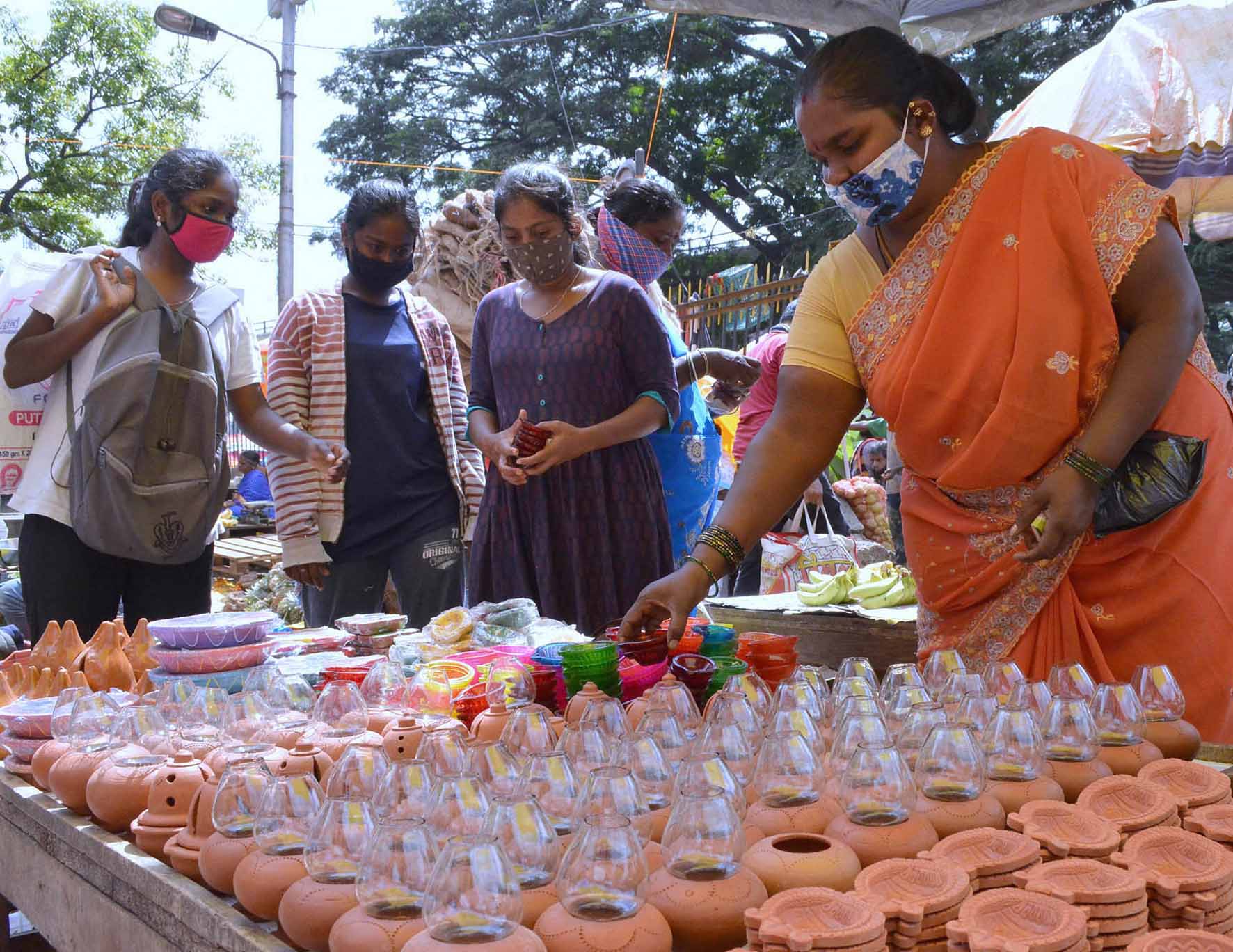ಬೆಂಗಳೂರಿನಲ್ಲಿ ಸಡಗರ, ಸಂಭ್ರಮದ ದೀಪಾವಳಿ ಆಚರಣೆ