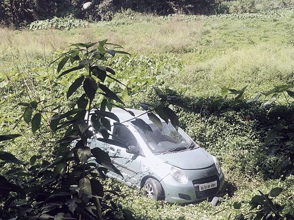 ಪರ್ಕಳ ಸಮೀಪ ರಸ್ತೆಯೇ ಇಲ್ಲದ ಗದ್ದೆಯಲ್ಲಿ ಪ್ರತ್ಯಕ್ಷವಾದ ಕಾರು !