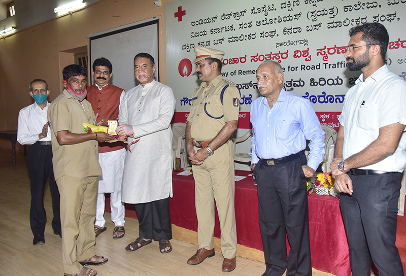 ಬಸ್ ಚಾಲಕರಿಗೆ ಗೌರವ ಬ್ಯಾಡ್ಜ್ ವಿತರಣೆ