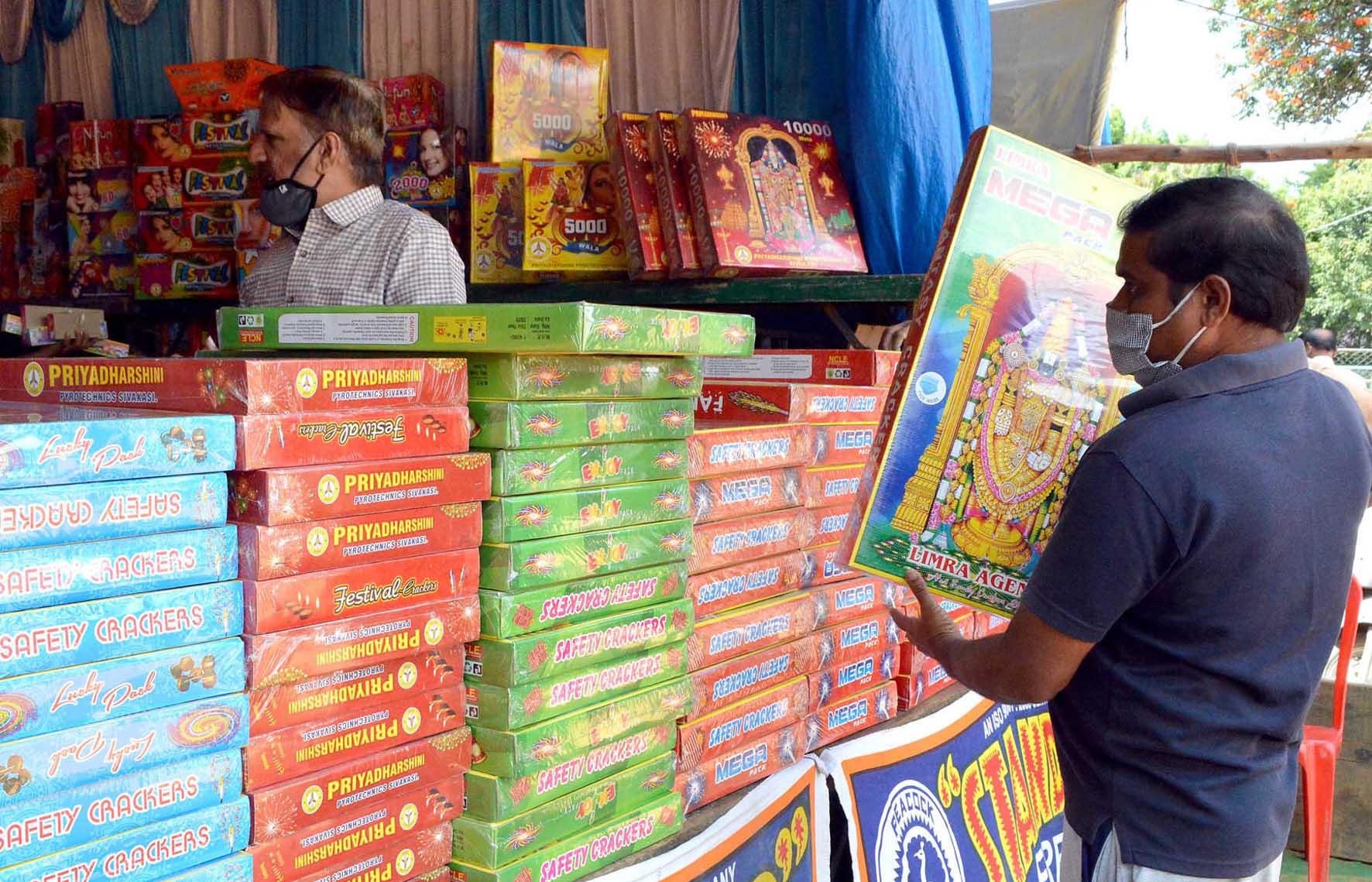 ಸರಕಾರದ ಗೊಂದಲದ ನಿರ್ಣಯ: ಹಾಕಿದ ಬಂಡವಾಳ ನಿರೀಕ್ಷೆಯಲ್ಲಿ ಪಟಾಕಿ ಮಾರಾಟಗಾರರು