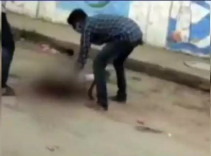 ಹಾಡಹಗಲೇ ರಸ್ತೆಯಲ್ಲಿ ಯುವಕನ ತಲೆ ಕತ್ತರಿಸಿದ ದುಷ್ಕರ್ಮಿಗಳು