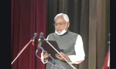 ಬಿಹಾರದ ಸಿಎಂ ಆಗಿ ಪ್ರಮಾಣವಚನ ಸ್ವೀಕರಿಸಿದ ನಿತೀಶ್ ಕುಮಾರ್