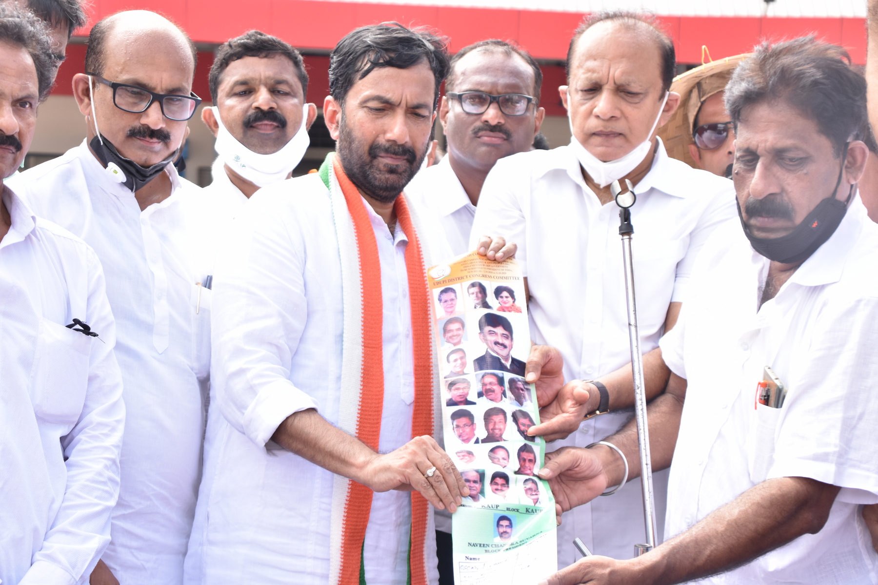 ಉಡುಪಿ: ಭೂಮಸೂದೆ, ಎಪಿಎಂಸಿ ಕಾಯ್ದೆ ವಿರೋಧಿಸಿ ಕಾಂಗ್ರೆಸ್ ಸಂಗ್ರಹಿಸಿದ ಸಹಿ ಪ್ರದರ್ಶನ