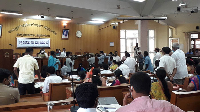 ಚಿಕ್ಕಮಗಳೂರು ಜಿಪಂ ಅಧ್ಯಕ್ಷೆ ರಾಜೀನಾಮೆ ವಿಚಾರ: ಸಭೆಯಲ್ಲಿ ಆಡಳಿತ ಪಕ್ಷದ ಸದಸ್ಯರಿಂದಲೇ ಮಾತಿನ ಚಕಮಕಿ